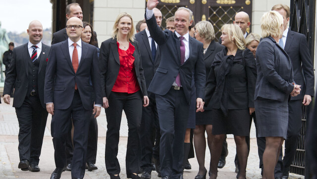 PÅ VEI UT AV SLOTTET: Sylvi Listhaug (3. til venstre) kom ut av slottet som ny landbruksminister. Her er de på vei ut av slottet. Foto: Tore Skaar PÅ VEI UT AV SLOTTET: Sylvi Listhaug (3. til venstre) kom ut av slottet som ny landbruksminister. Her er de på vei ut av slottet. Foto: Tore Skaar